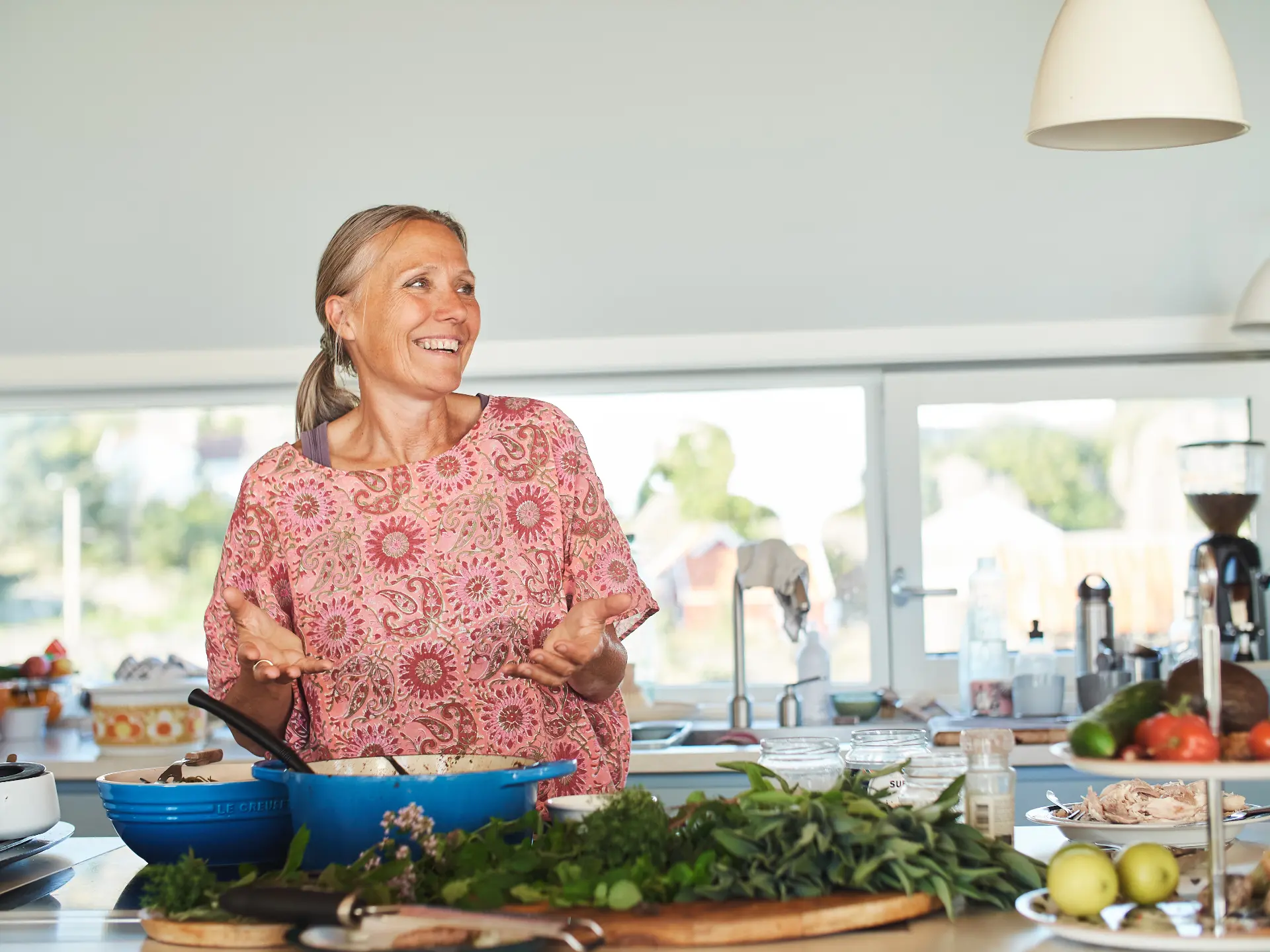 Norsk natur med ville urter og fjell